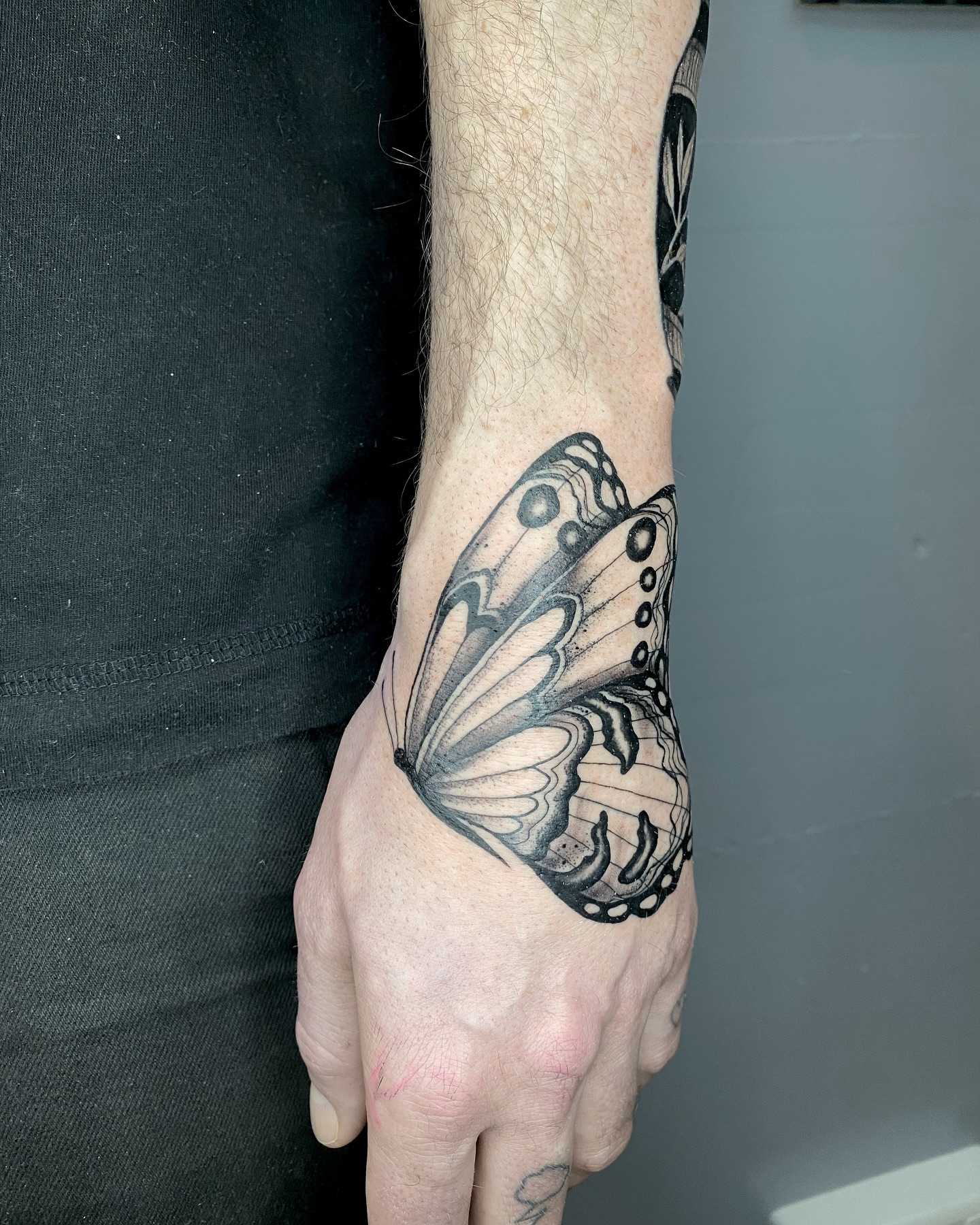 Danke Gero!
.
.
.
#tattoo #blacktattoo #handtattoo #butterflytattoo #darktattoo