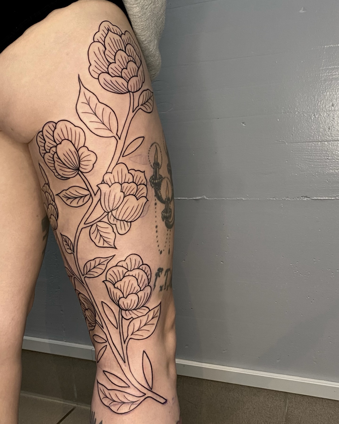.
.
.
#tattoo #blacktattoo #ornamentaltattoo #flowertattoo #linework #germantatt