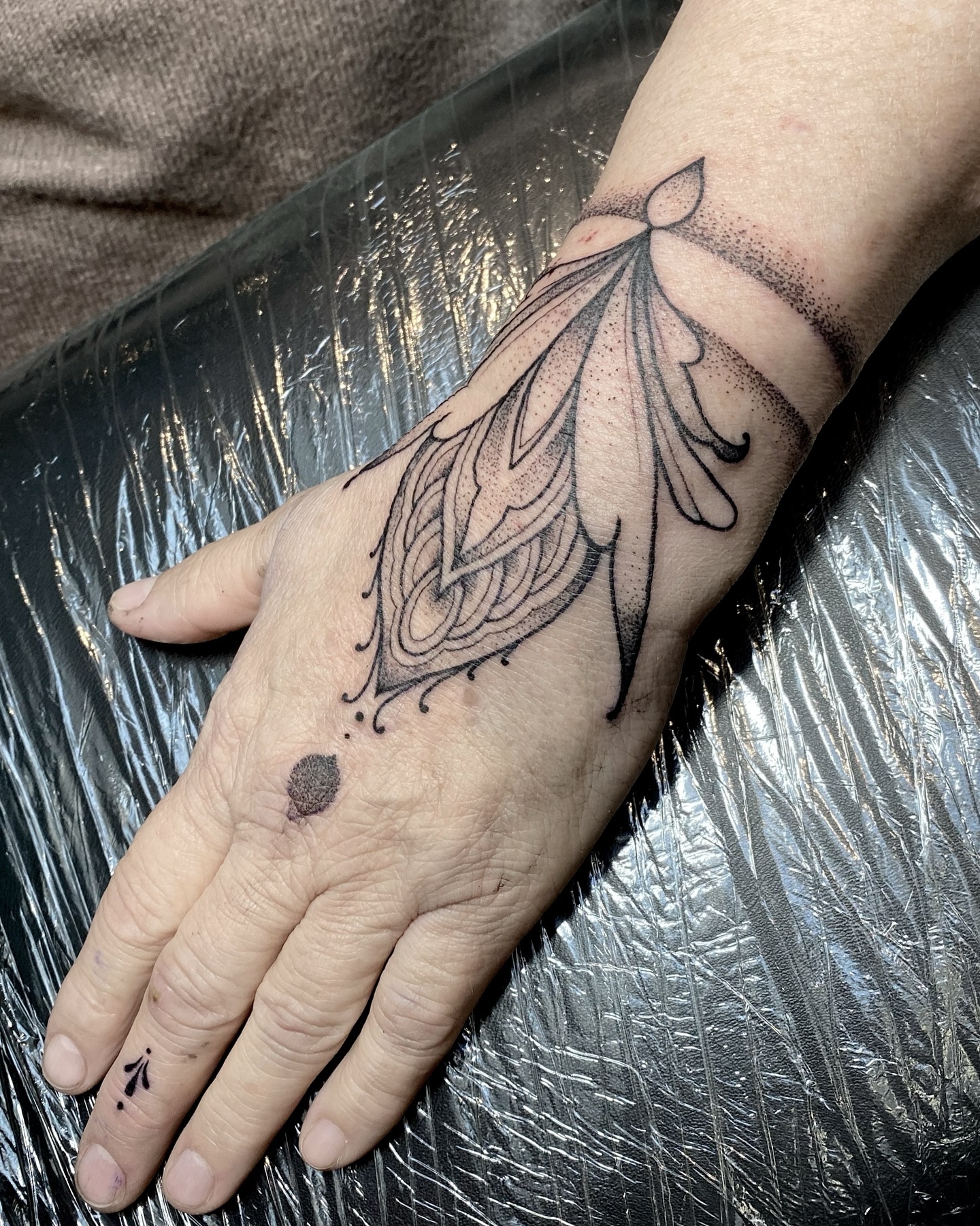 Das erste Tattoo für Heike - danke für dein Vertrauen 
.
.
.
#tattoo #blacktatto