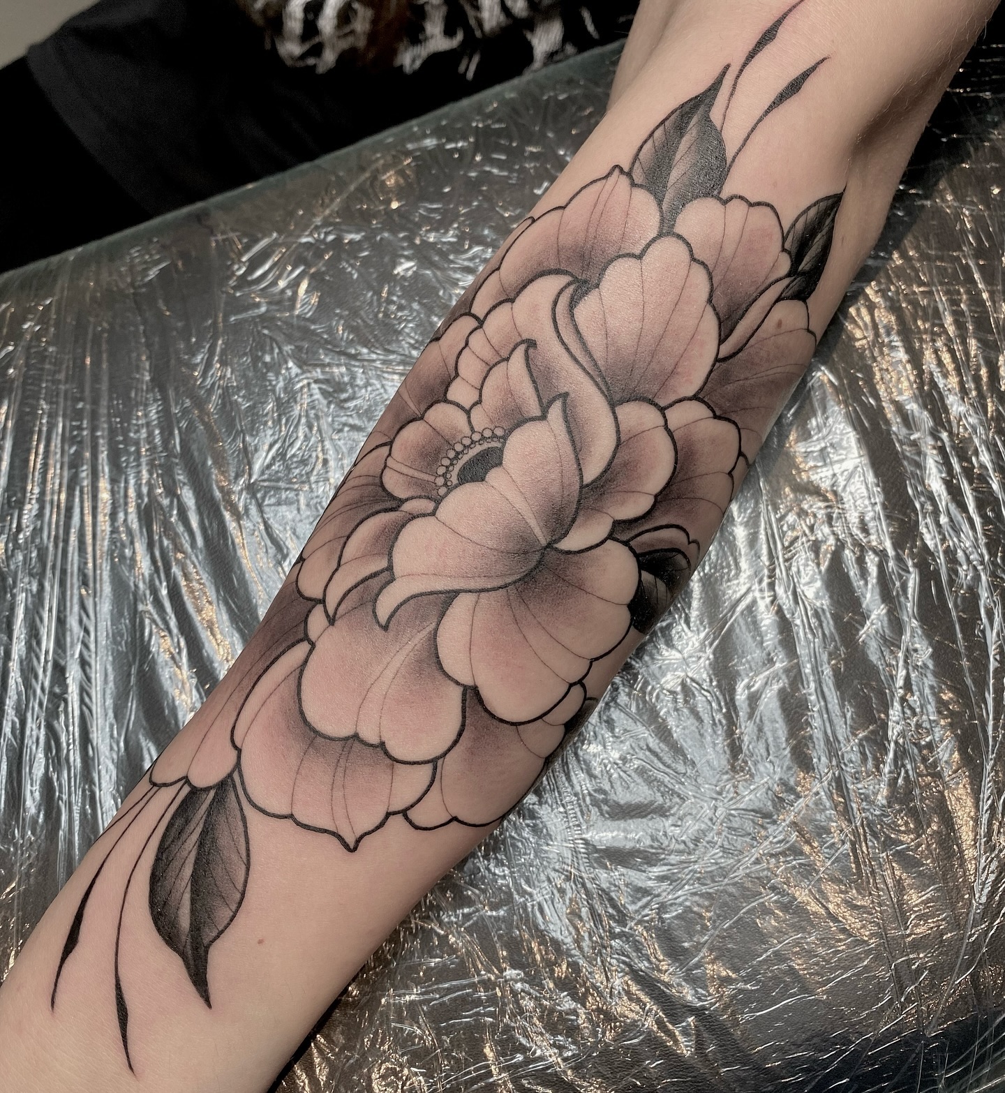 Danke Stella 
.
.
.
#blacktattoo #peonytattoo #colognetattoo #germantattooers