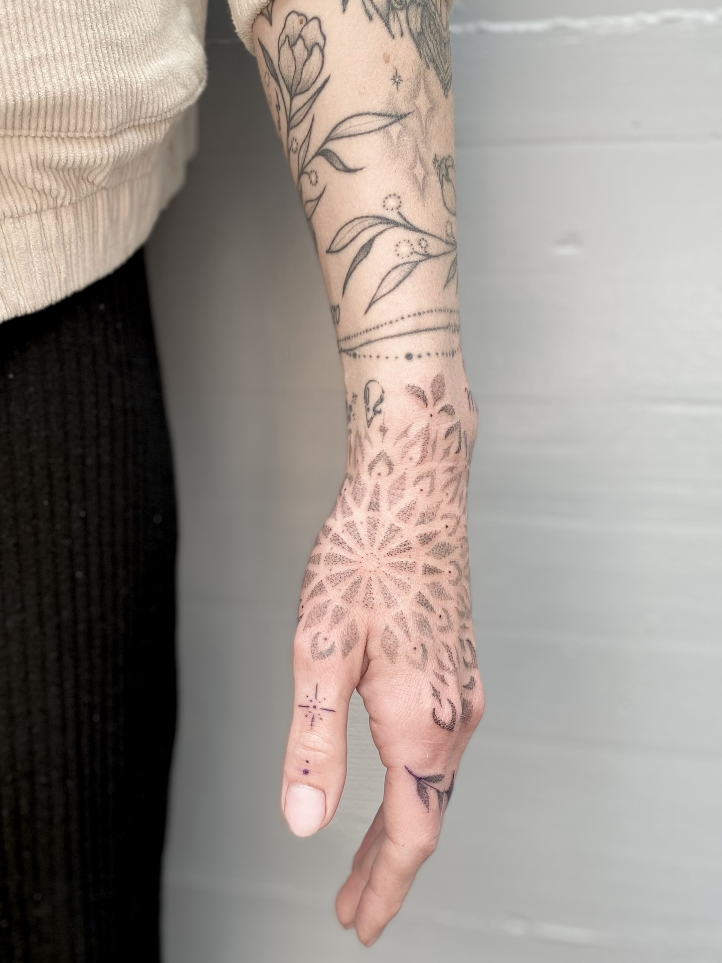 Auf Melanie 

.
.
#tattoo #tattooed #blacktattoo #botanicaltattoo #flowertattoo