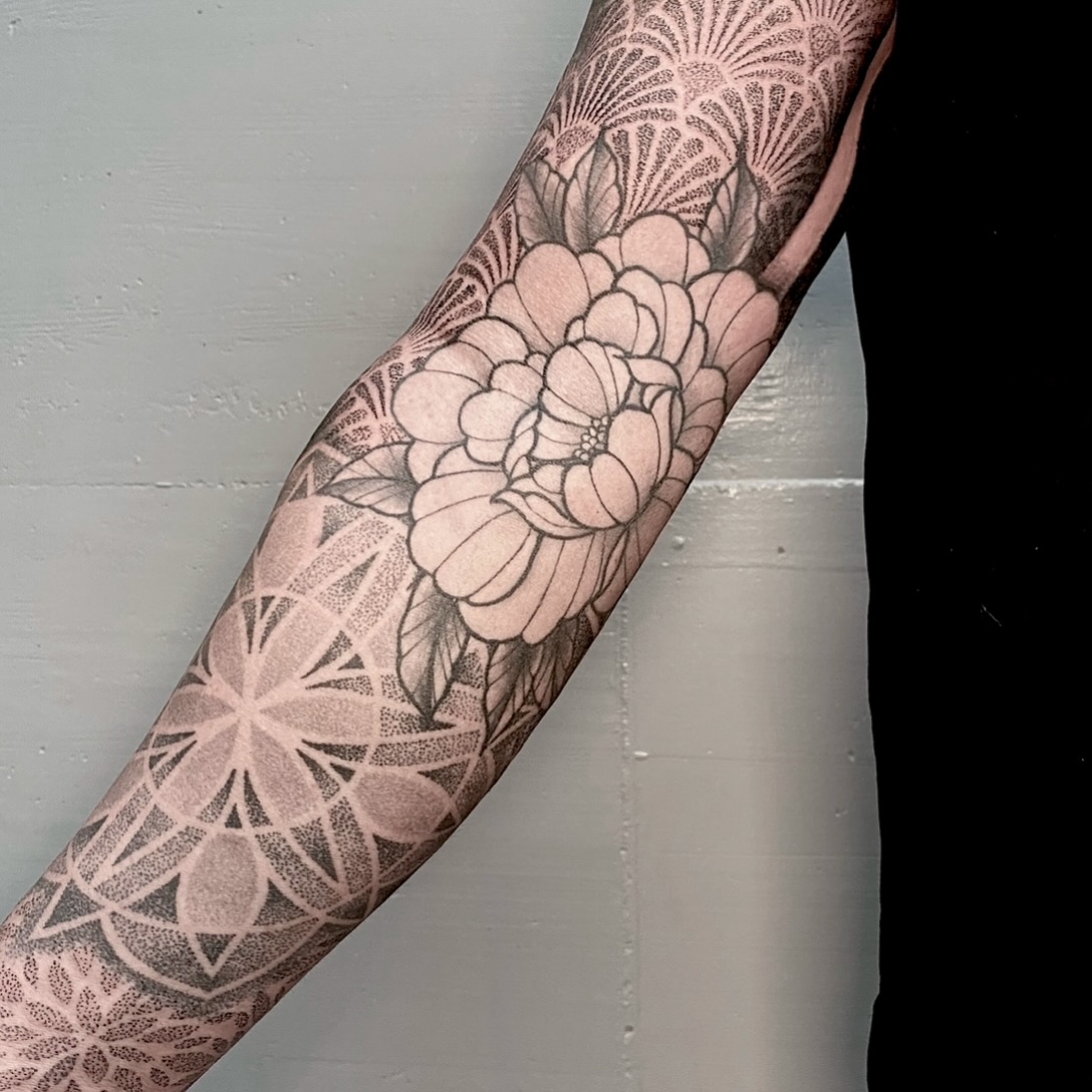 Von neulich :) 
.
.
.
#tattoo #tattooed #blacktattoo #botanicaltattoo #flowertat