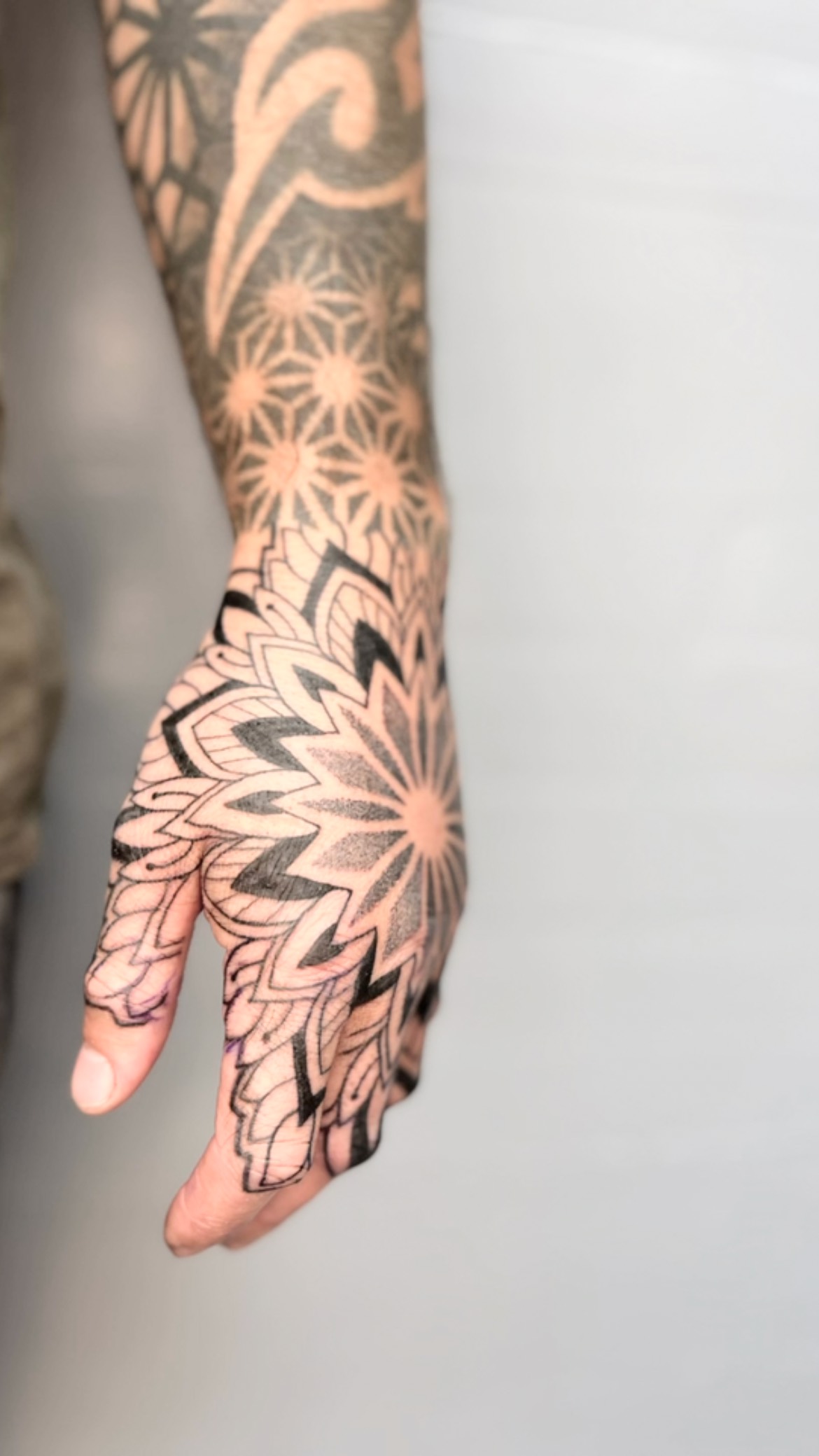 Danke für dein Vertrauen 
.
.
.
#blacktattoo #darktattoos #dotwork #mandalatatto