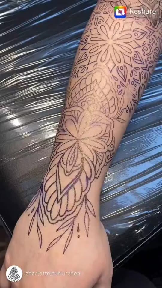 Arbeit von @charlotte.euskirchen ♡
#tattoo #freywerk #colognetattoo #kölntattoo ...