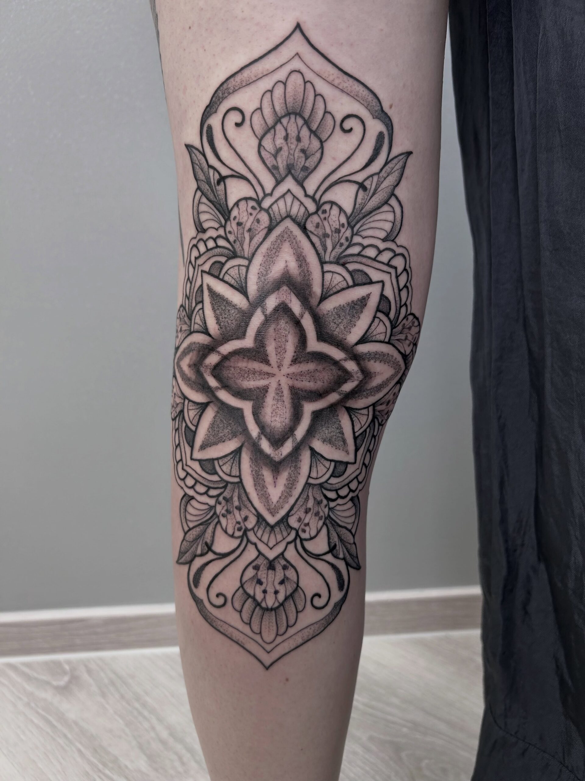 Danke Julia 
.
.
.
#tattoo #mandalatattoo #colognetattooartist #germantattooers