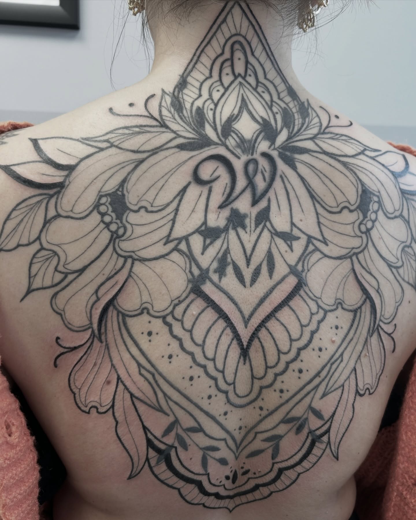 Kleine Erweiterung auf diesem schönen Projekt 
.
.
.
#tattoo #blacktattoo #ornam